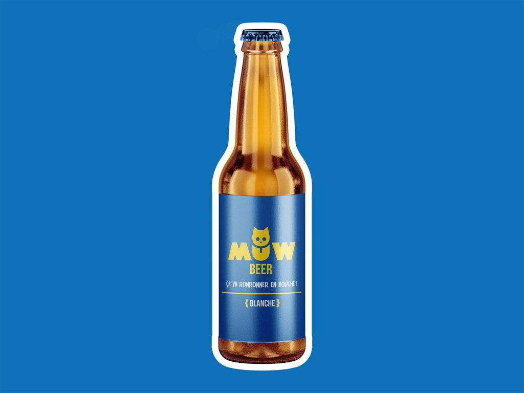 MÜW BEER : bouteille de bière blanche artisanale avec étiquette bleue “MÜW BEER” et mention “Blanche”.