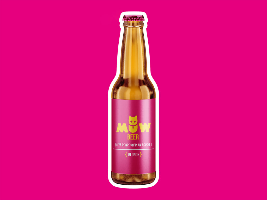 MÜW BEER : bouteille de bière blonde artisanale avec étiquette rose “MÜW BEER” et mention “Blonde”.