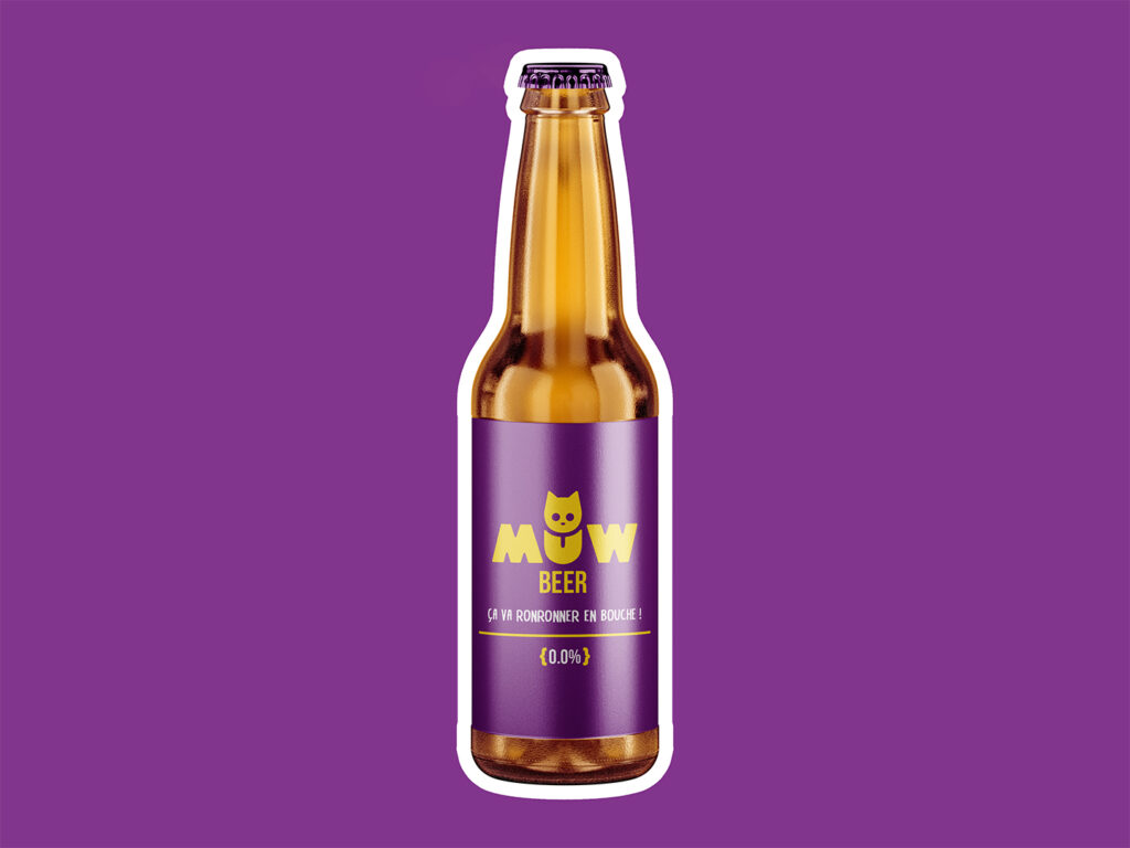MÜW BEER : bouteille de bière 0,0% sans alcool avec étiquette violette “MÜW BEER” et mention “0,0%”.